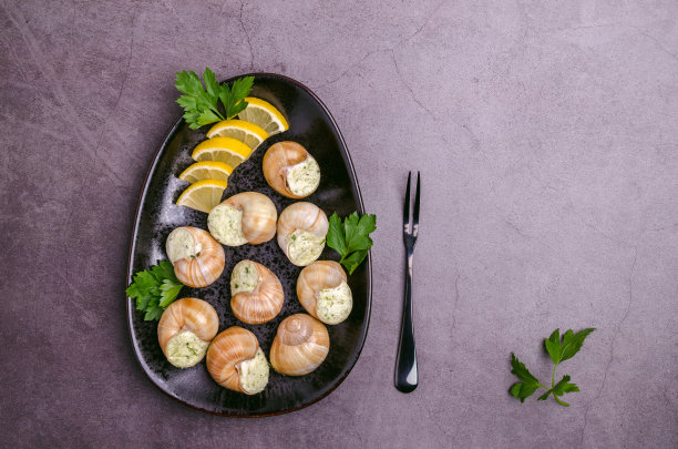 传统的蜗牛配辣黄油图片下载