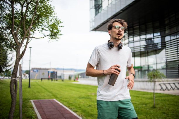 又到了锻炼和慢跑的时间了图片下载