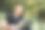 年轻的自由职业者在公园用笔记本电脑工作图片下载