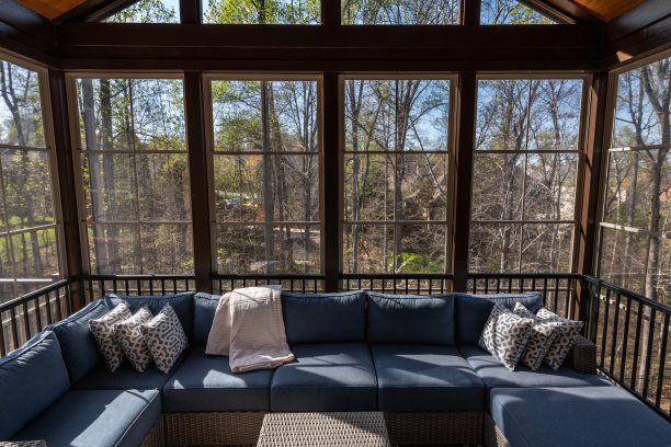 春天里舒适的门廊图片下载