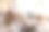 一个在露营车上工作的女人图片下载