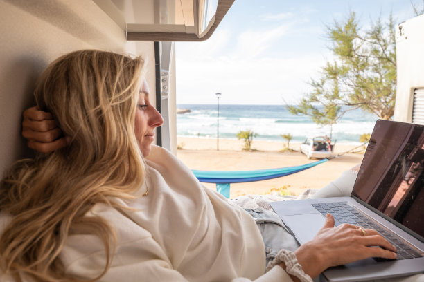 在露营车上在线工作的女人图片下载