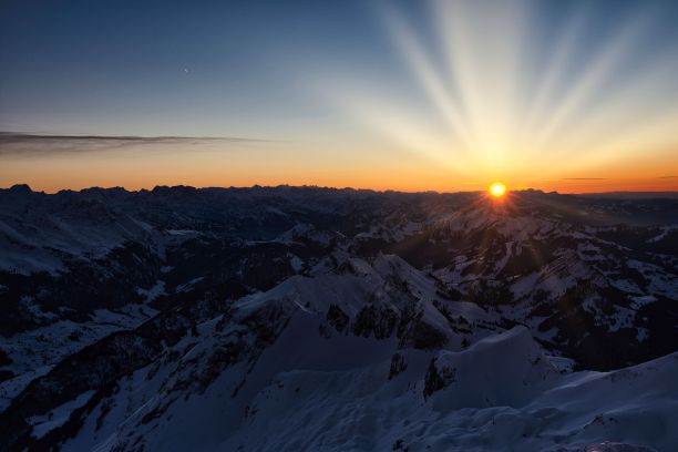 Säntis山峰瑞士。壮观的观点,日落。冬雪覆盖山峦图片下载