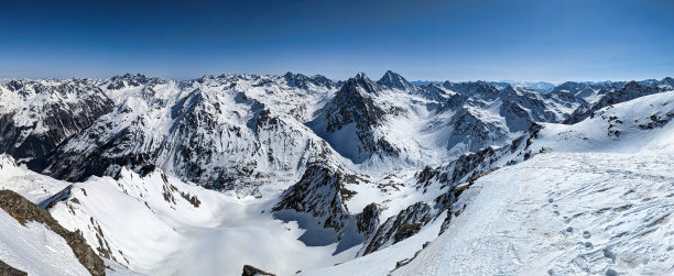达沃斯·克劳斯特斯山上毕沙霍恩山上的全景。美丽的山景，雪峰图片下载