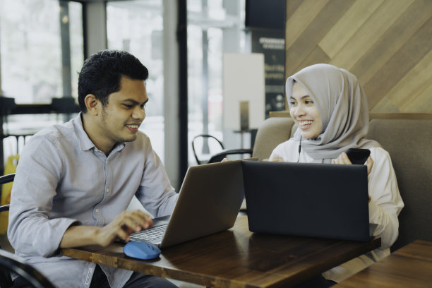商人和女人在咖啡店开会，讨论工作图片下载