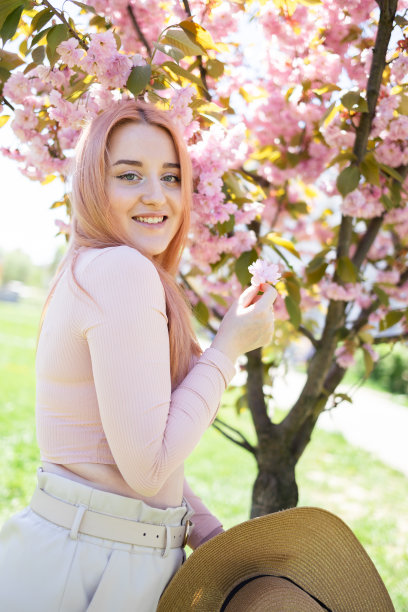 鲜花盛开的公园里的美女图片下载