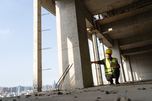 女工程师在建筑工地视察工作图片下载