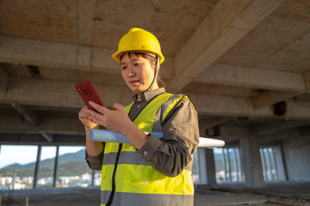 女土木工程师使用手机图片下载