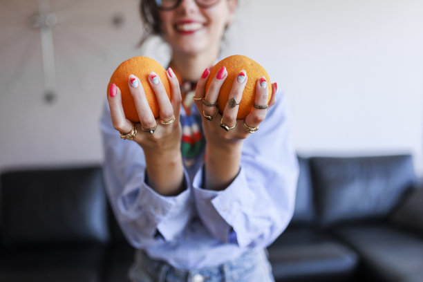 年轻时髦女人和橙子的肖像图片下载