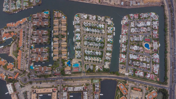 从无人机的航拍照片，从不同的角度和地方拍摄阴天的海滩，这些照片的基调都是温暖的图片下载