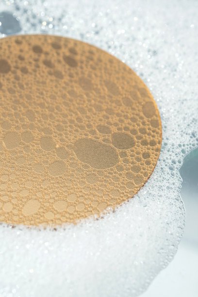 蓬松的白色泡沫和橙色的玻璃显示了产品的结构。图片下载