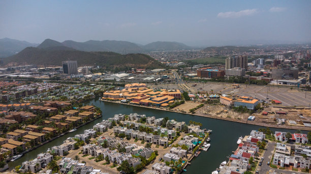 从无人机的航拍照片，从不同的角度和地方拍摄阴天的海滩，这些照片的基调都是温暖的图片下载