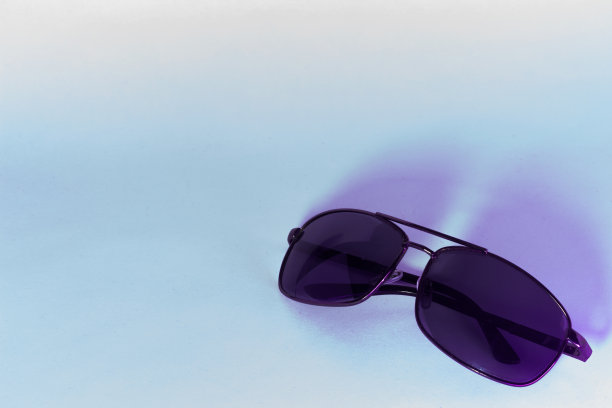 蓝色背景上紫色镜片的隔离太阳镜图片下载