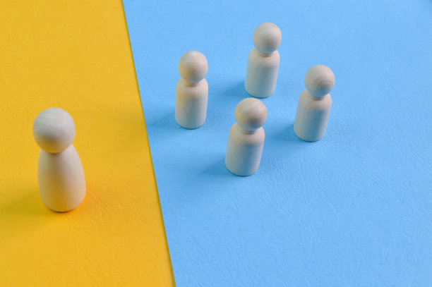 木制人物形象站在团队前面，显示影响力和授权。图片下载