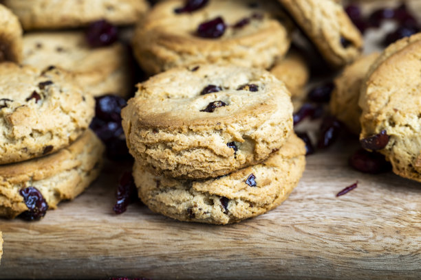 美味的干饼干由优质面粉和干红蔓越莓制成的桌子上图片下载