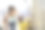 女游客提着行李在火车站散步。图片下载