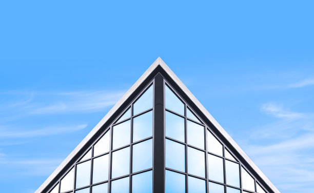 蓝色天空背景下工业loft风格的玻璃办公大楼的低角度视图图片下载