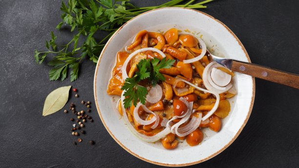碗中加入香料和洋葱的腌制野生蜜环菌图片下载