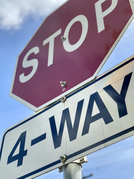 停车标志过境交通管制堵塞4路蓝天灯火炬点横过人行横道横街道路停车空间交叉路口高速公路新图片下载