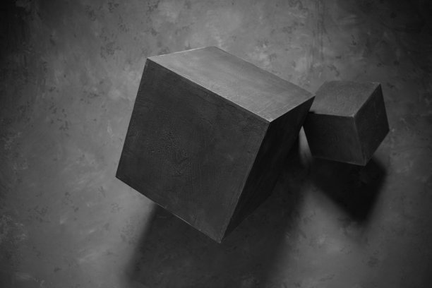 抽象水泥地面背景纹理上的混凝土立方体模型图片下载