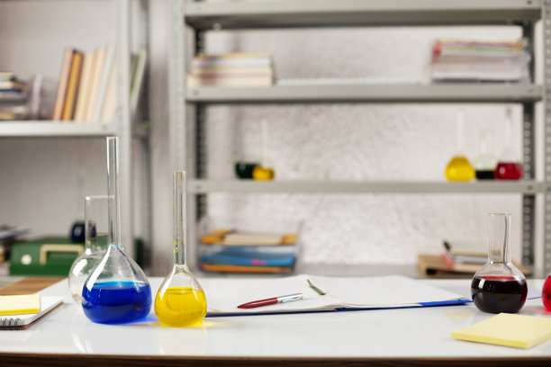 带有液体试剂的试管。实验室科学和实验室玻璃器皿图片下载