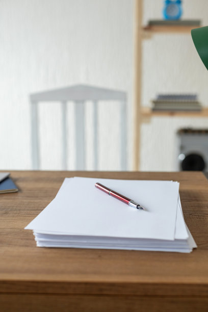 木桌上的纸叠办公学习创意概念图片下载