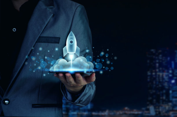 创业企业的概念。商人拿着平板电脑，火箭发射，从屏幕上飞出来，创业，成长，现代技术，全息图，网络连接。图片下载