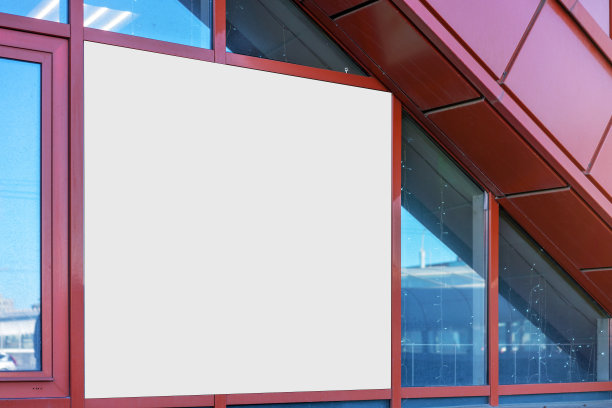 广告空白色标牌板固定在商业建筑的玻璃墙上图片下载