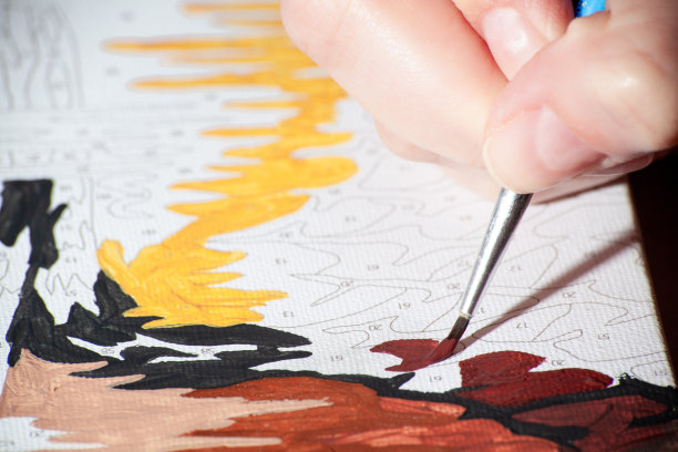 绘画由数字过程接近。油漆。女性用毛笔手绘。积极的休闲在家，创造性的爱好概念。油漆编号。选择性聚焦画笔图片下载