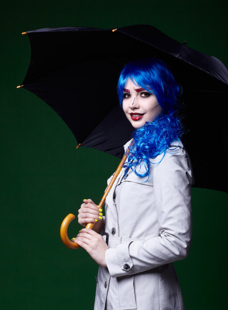 年轻女子肖像在漫画流行艺术化妆风格。女性与伞在黑暗的背景图片下载