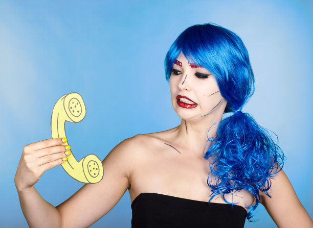 年轻女子肖像在漫画流行艺术化妆风格。蓝色背景下戴蓝色假发的女性打电话图片下载