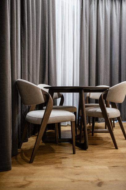 桌椅由天然木材制成，窗帘是黑色的图片下载
