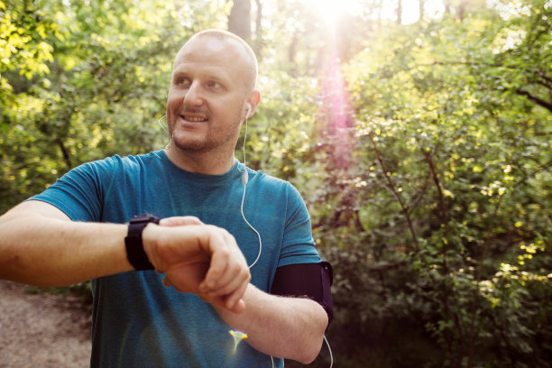 男子使用智能手表测量心率。图片下载