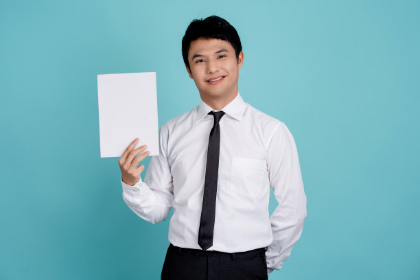 展示留言板的年轻亚洲商人。图片下载