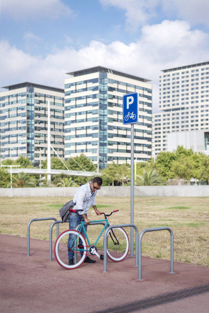 潮人在城市街道上停放固定齿轮自行车图片下载