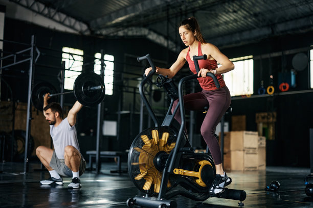 运动夫妇在体育馆进行交叉训练。图片下载