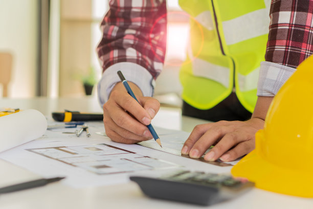 设计蓝图和建筑计划的专业建筑师。建筑工程师计算和起草建筑施工图、土木工程和建筑业务概念。图片下载