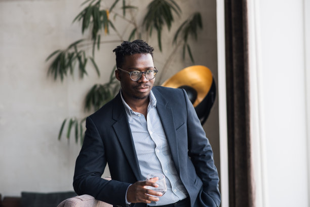 年轻的黑人商人在大厅里等着图片下载