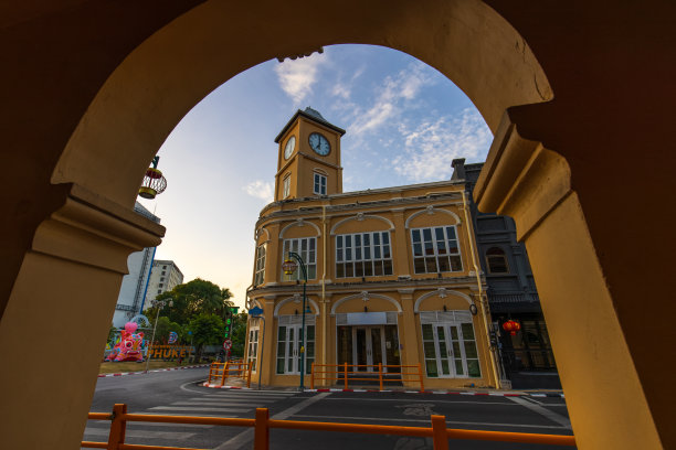 普吉老镇中葡建筑风格的钟楼建筑图片下载