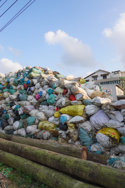 塑料垃圾堆积在垃圾场等待回收利用图片下载