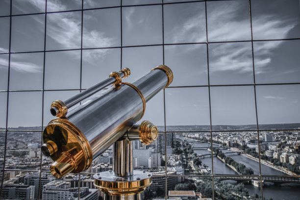 安装在巴黎埃菲尔铁塔顶部的取景器之一图片下载
