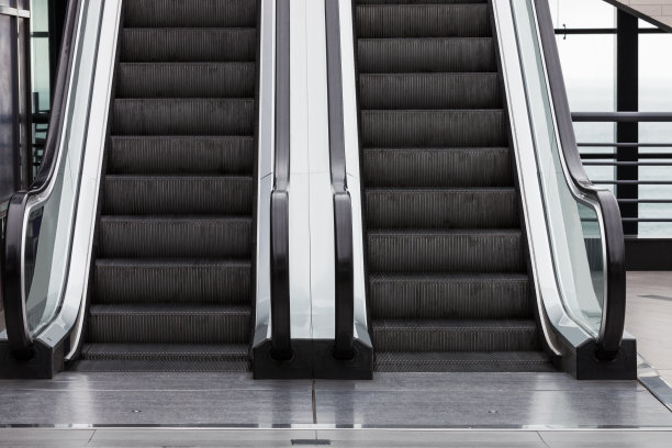 现代建筑中的新自动扶梯图片下载