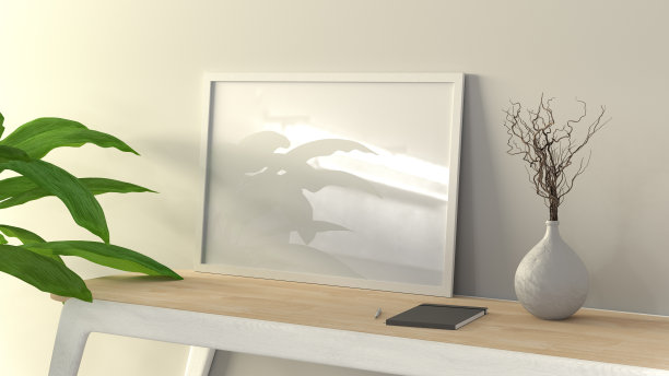 水平白色框架模拟在木制书桌和白色墙壁背景。图片下载