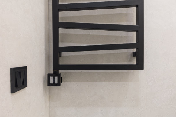 浴室里有时尚的黑色金属毛巾。图片下载
