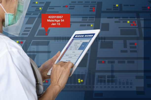 女性医生在数字平板电脑上搜索患者的医疗记录，以分析流行病学数据。图片下载