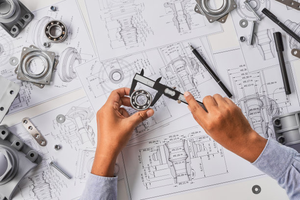 技术员设计机械零件图纸：工厂工业项目蓝图，测量轴承卡尺图片下载