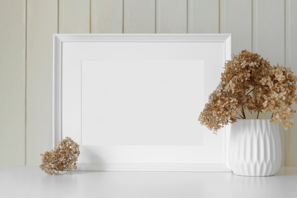空相框与美丽的花束干绣球花。现代白色干草陶瓷花瓶。木制墙壁背景。优雅的北欧室内。夏，秋静物写真。图片下载