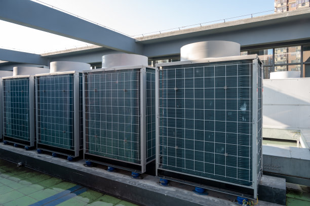 中央空调外置压缩机安装在屋顶图片下载
