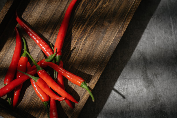 阳光照在胡椒粉上图片下载