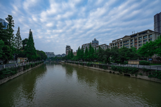 成都河畔城市天际线阴天清晨图片下载